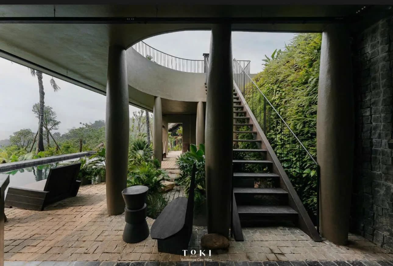 Toki Ecolodge — Cầu thang ngoài trời giữa vườn