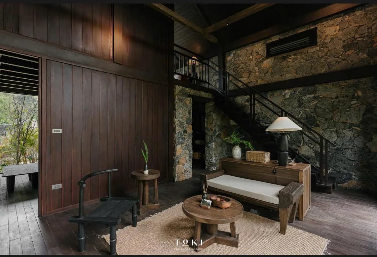 Toki Ecolodge — Phòng khách gỗ và đá
