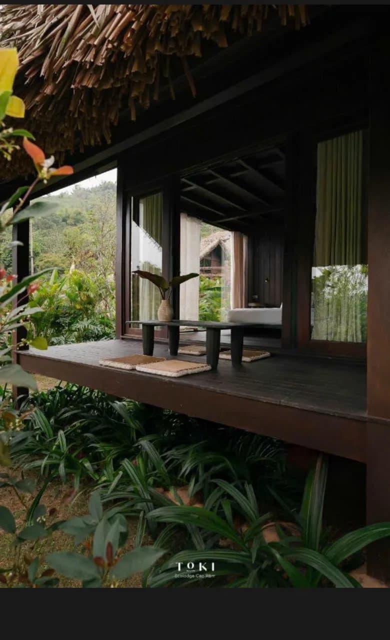 Toki Ecolodge — Hiên gỗ giữa rừng cây