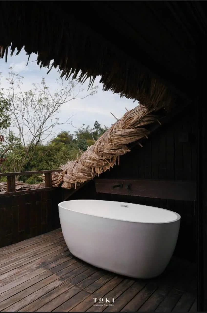 Toki Ecolodge — Bồn tắm ngoài trời dưới mái lá