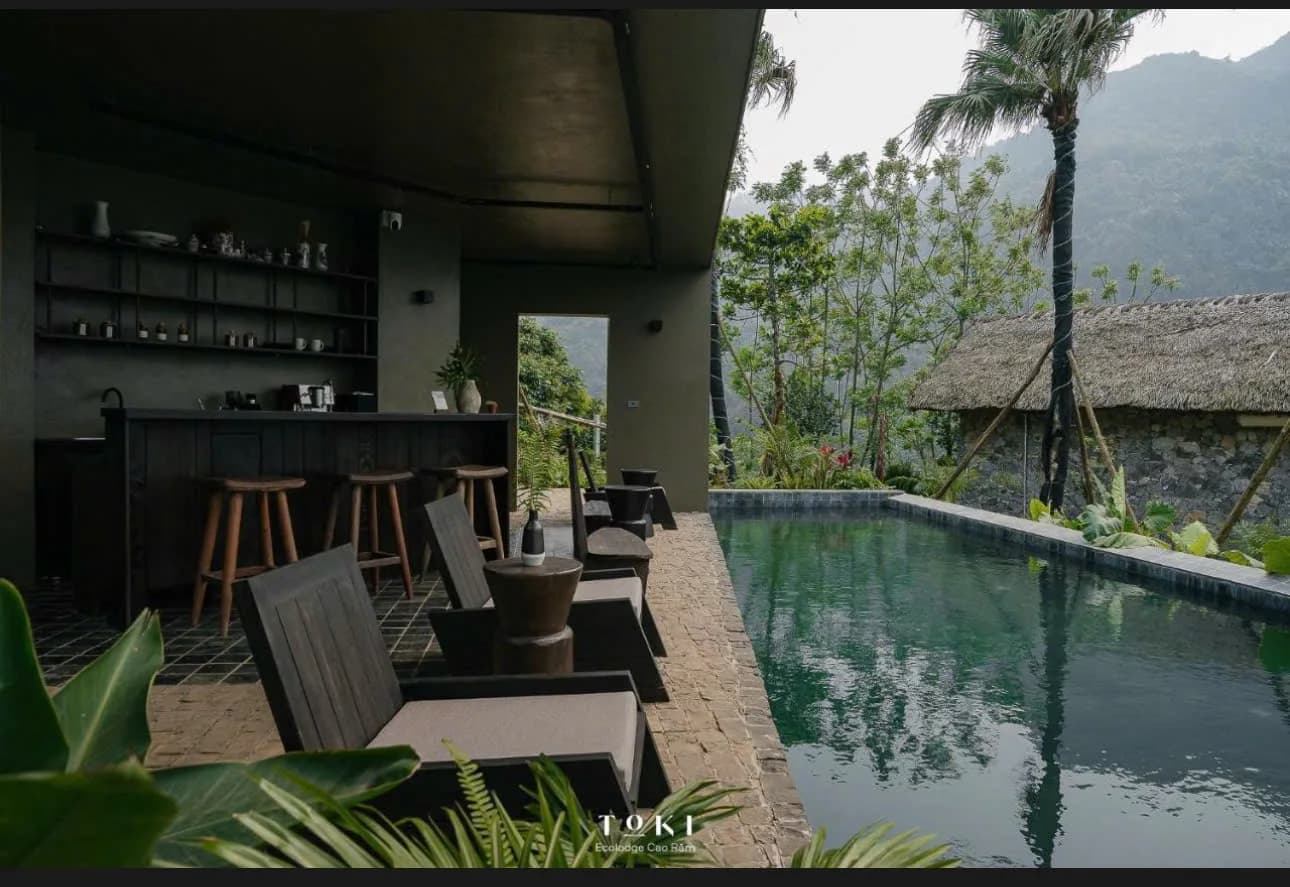Toki Ecolodge — Quầy bar cạnh hồ bơi
