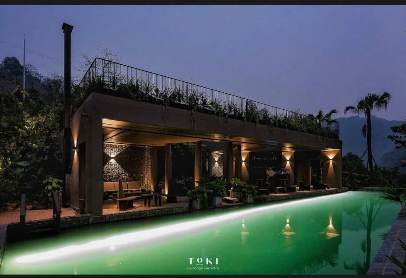 Toki Ecolodge — Hồ bơi và nhà hàng lúc chạng vạng