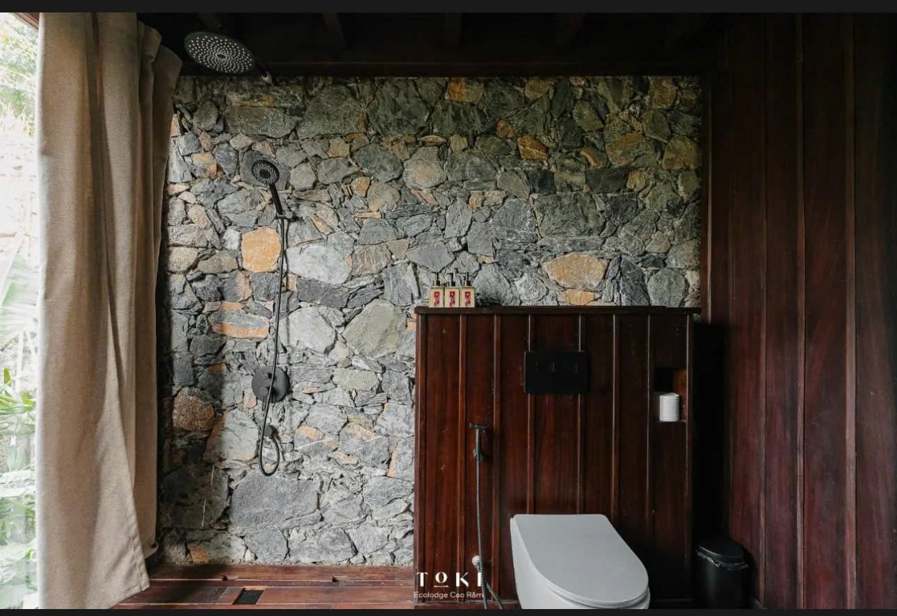 Toki Ecolodge — Phòng tắm tường đá