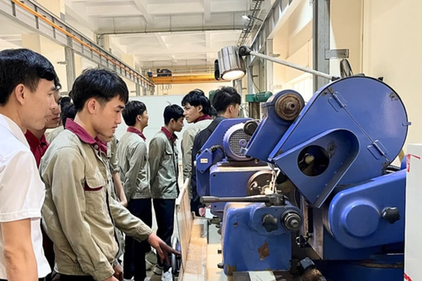Học viên thực hành trên dây chuyền máy tại doanh nghiệp trong mạng lưới NIBELC